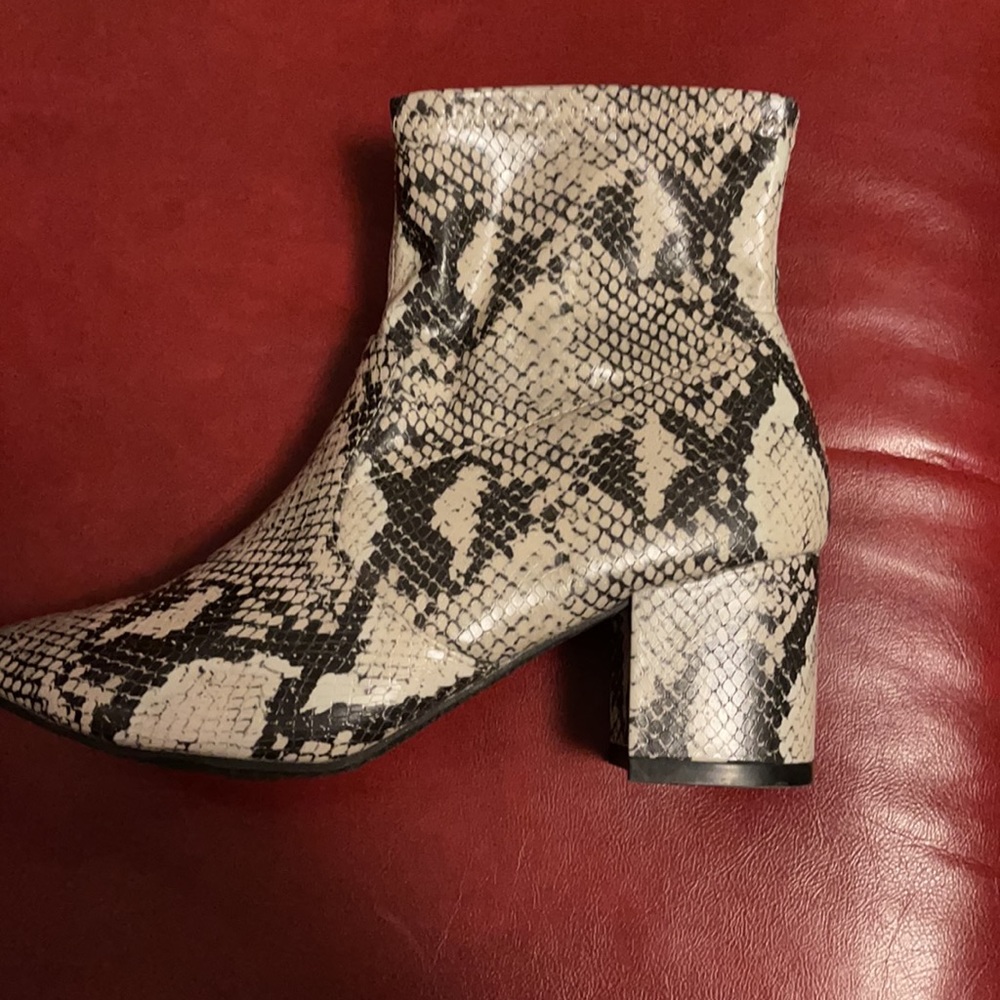 Lovely Snake print boots 🖤Sale